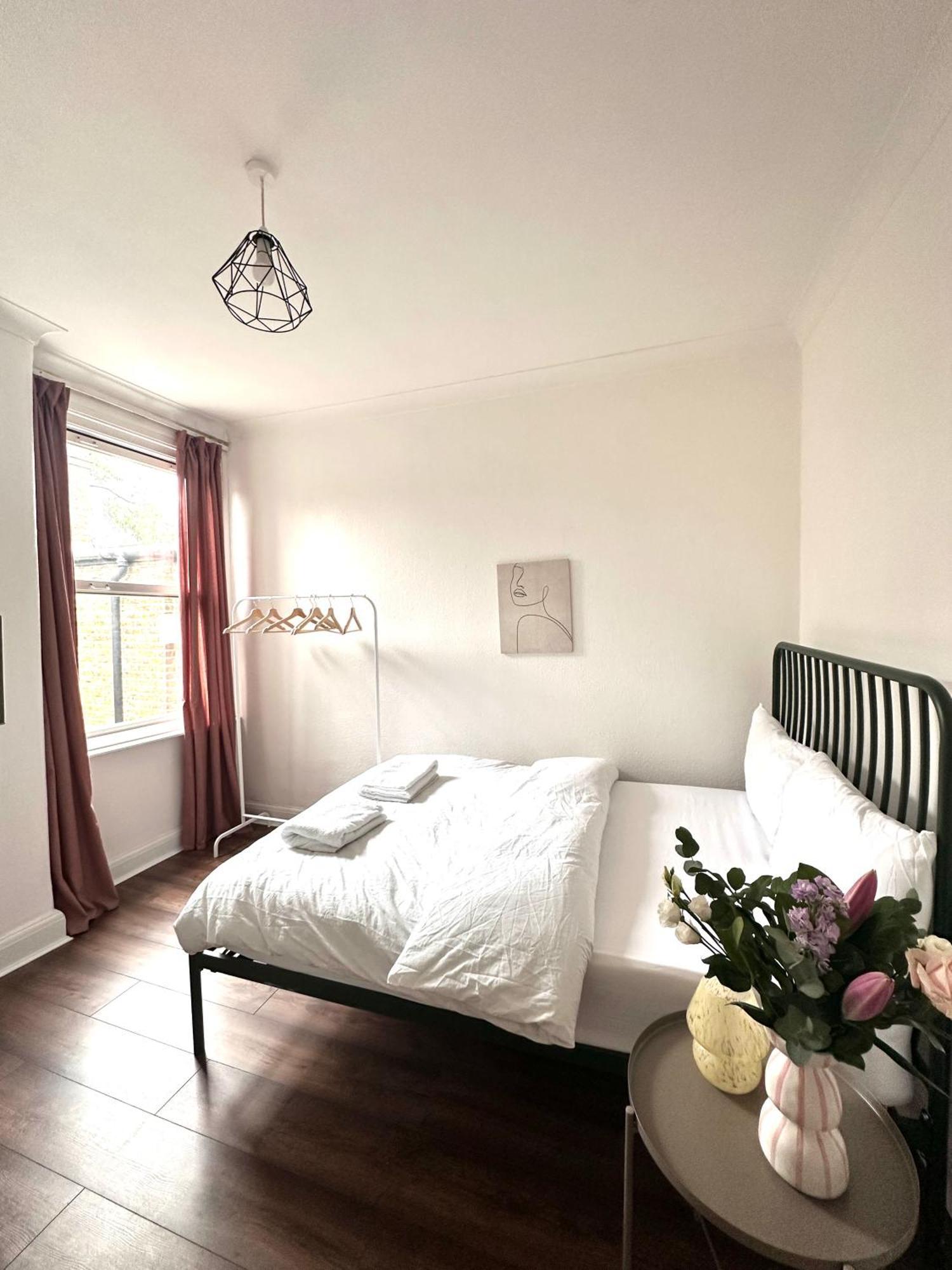 Charming, Renovated Residence In Willesden Green Лондон Экстерьер фото